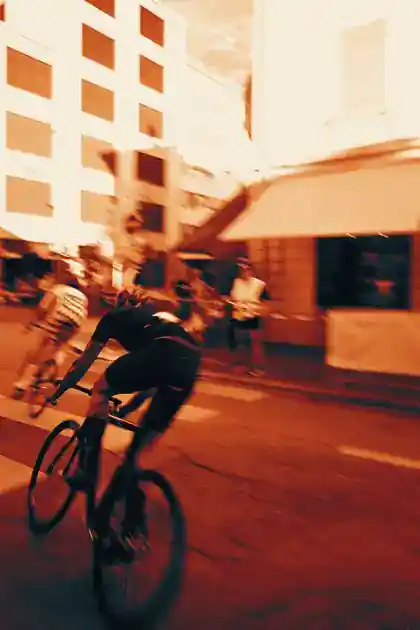 Rennradfahrer von hinten auf der Strasse